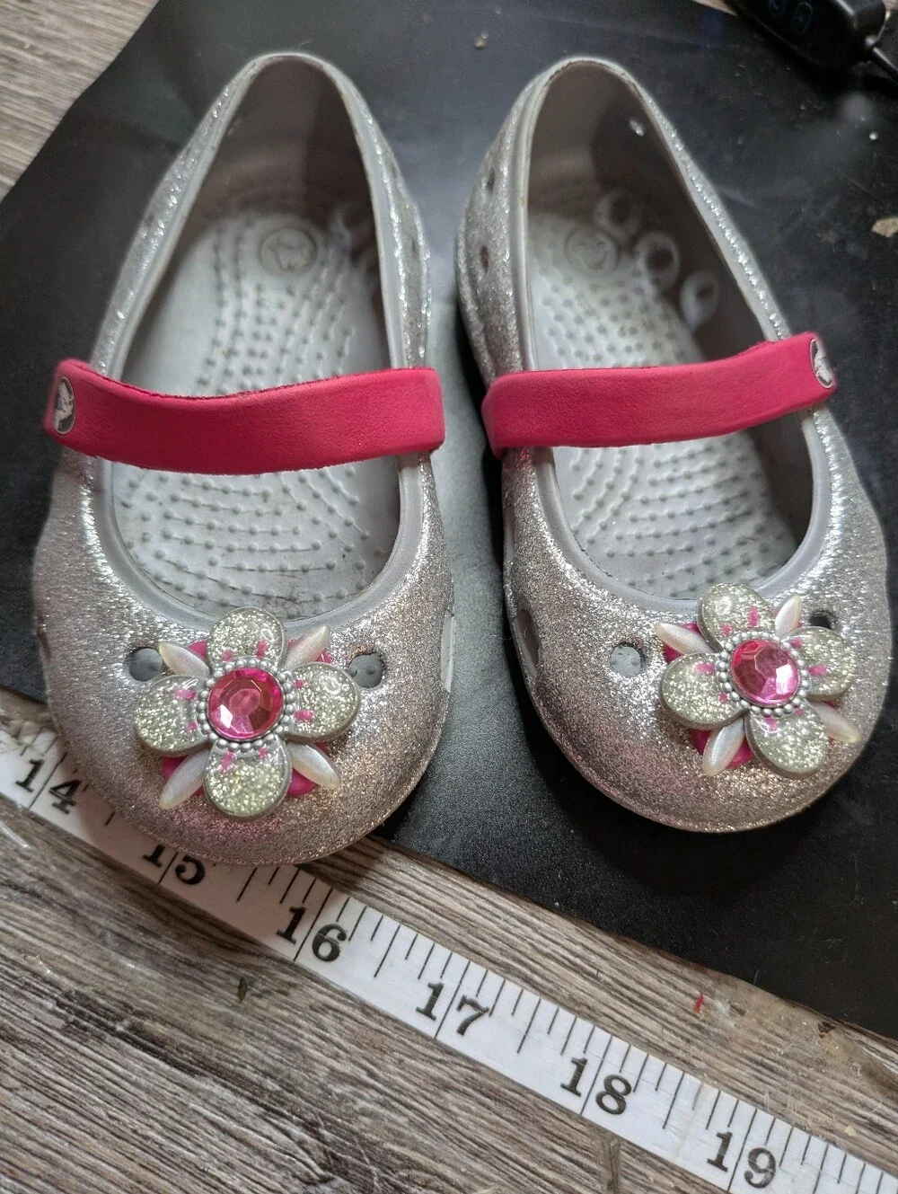 Crocs Kids Keeley Glitter Springtime Flats silver Raspberry pink strap Size 5